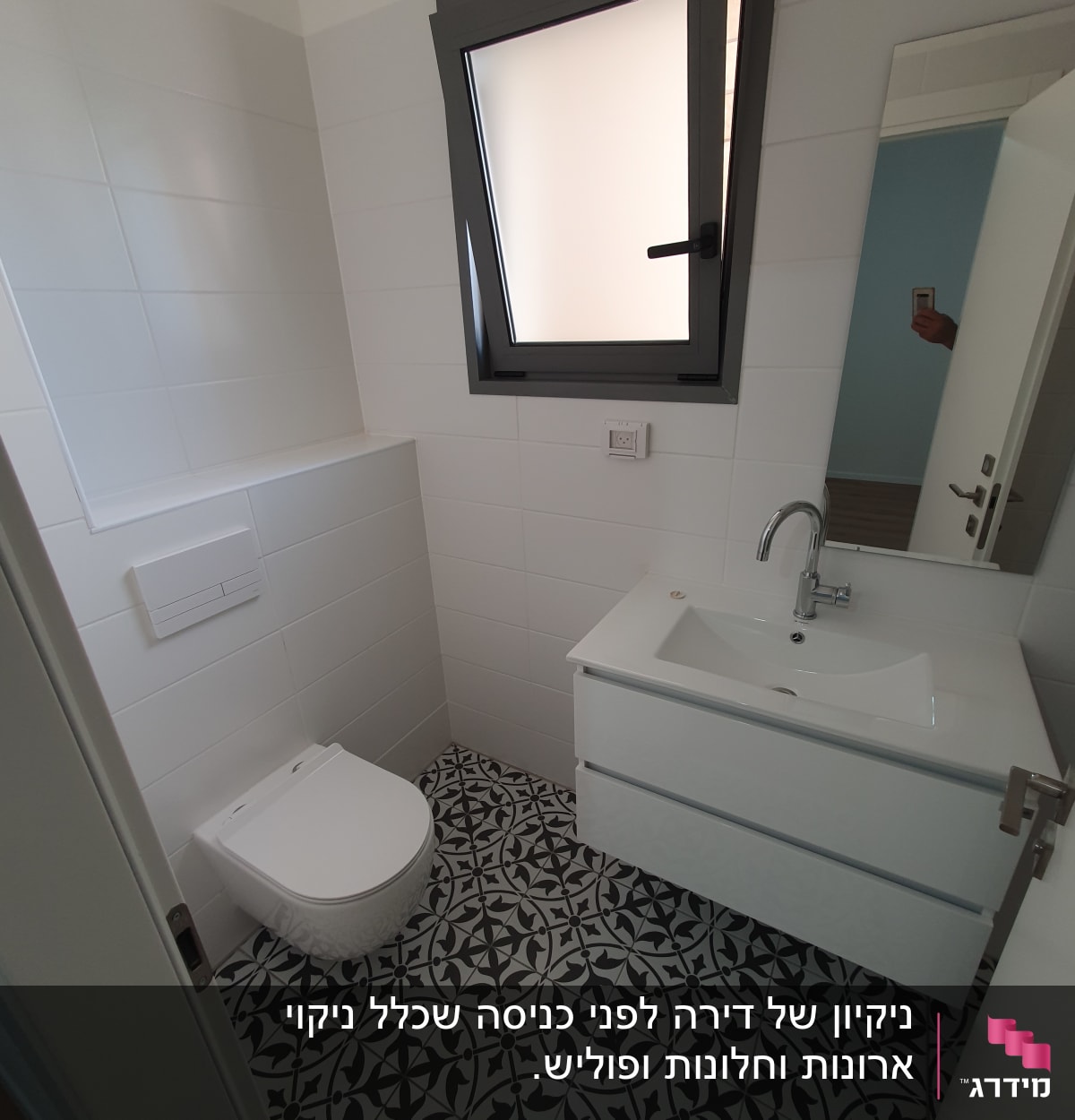 חדר אמבטיה עם כיור, ברז ואסלה